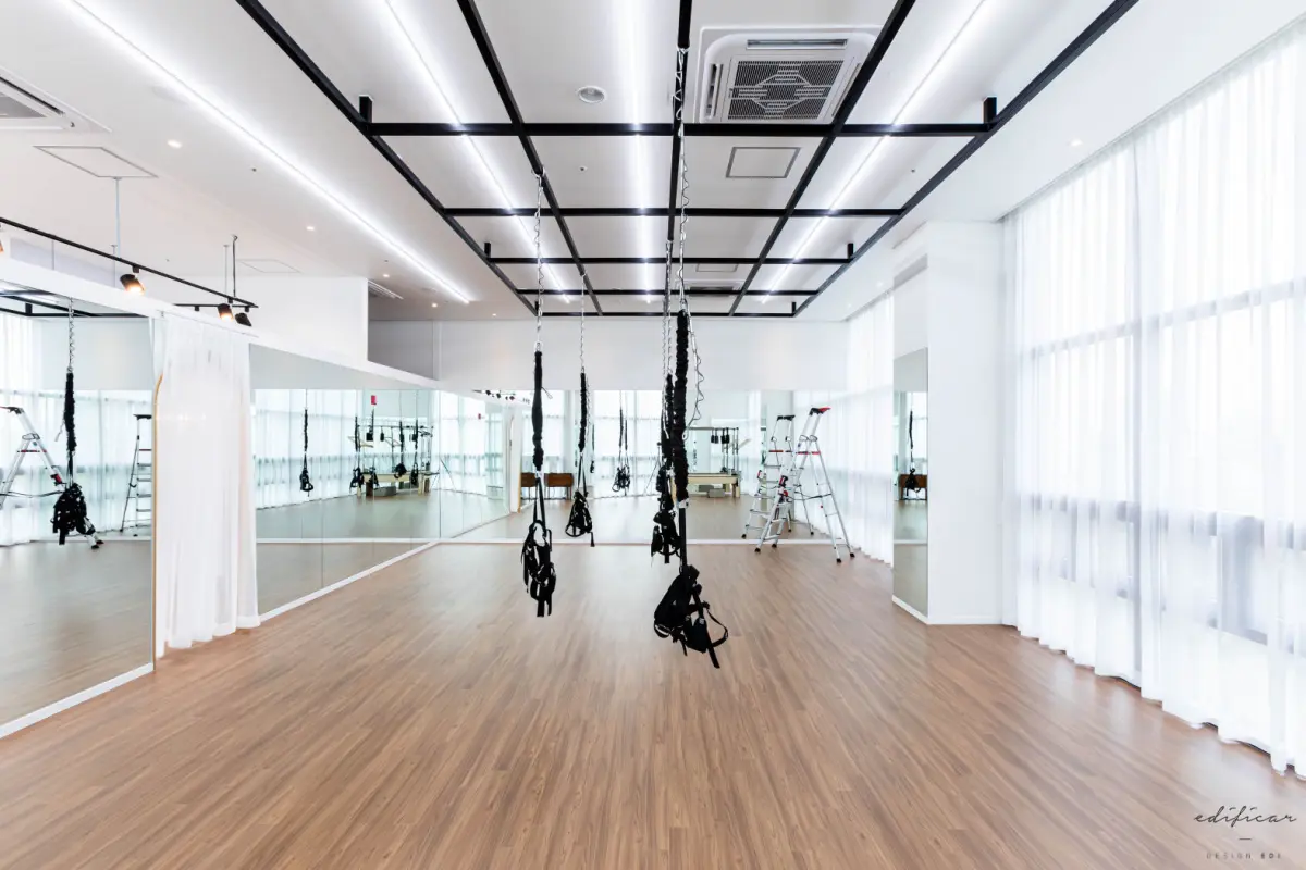 자연광 가득한 화이트톤 플라잉요가 스튜디오